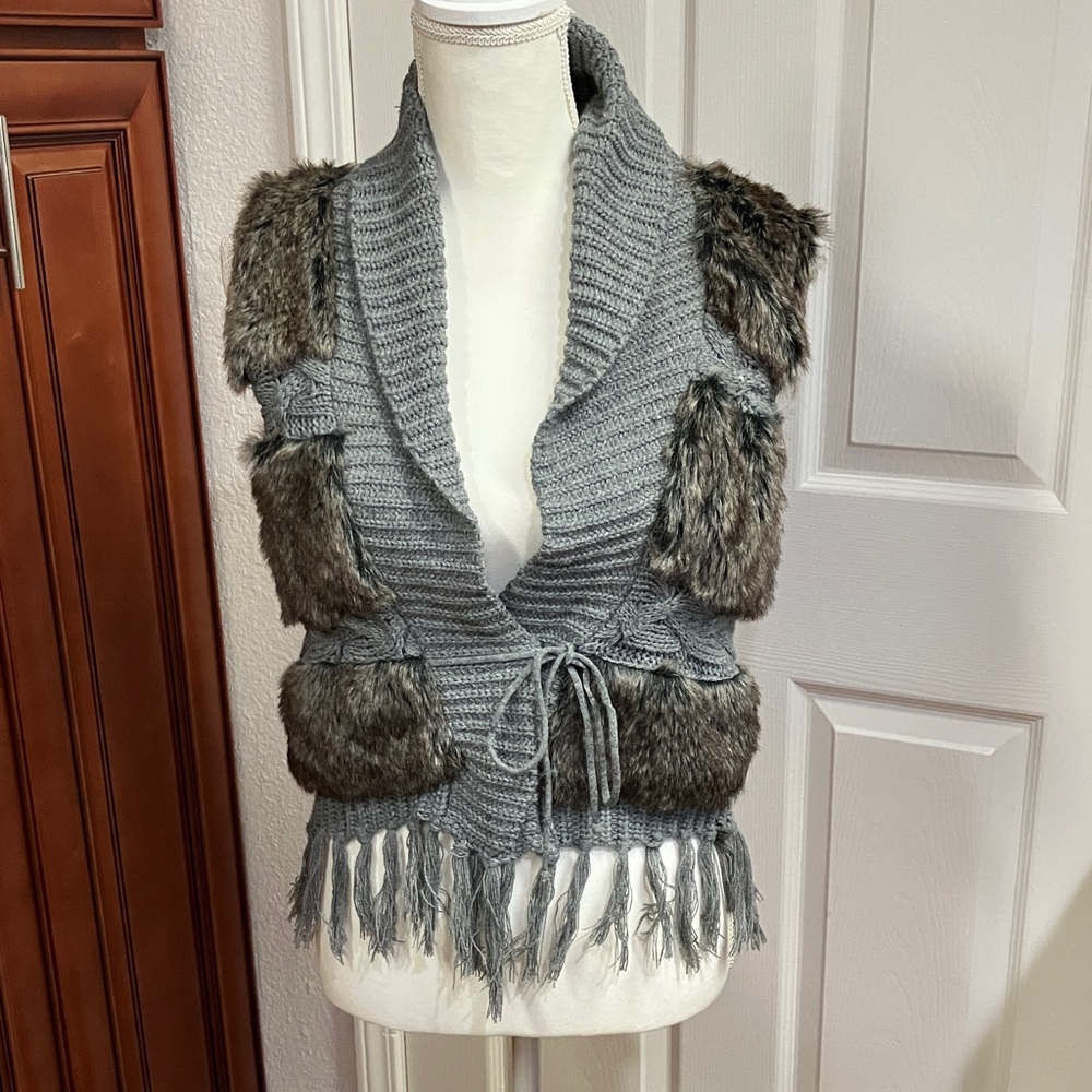 NWT Y2k  Les Tricots Gray Knit Vest with Faux Fur Accents Size:M